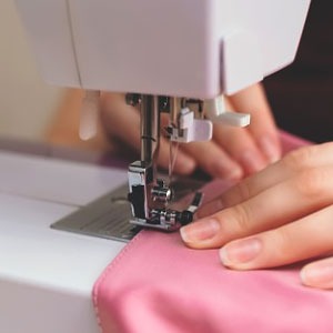 Швейная машинка не образует петлю, пропускает стежки
