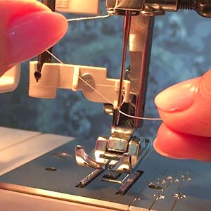 Как самостоятельно отрегулировать натяжение нити в швейной машинке?